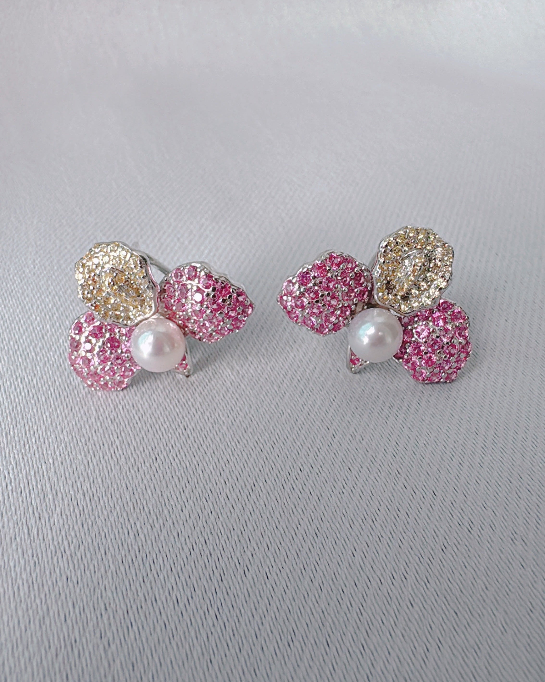 ローズドール、ピンクとゴールドの花びら(6mmアイボリーアコヤ)