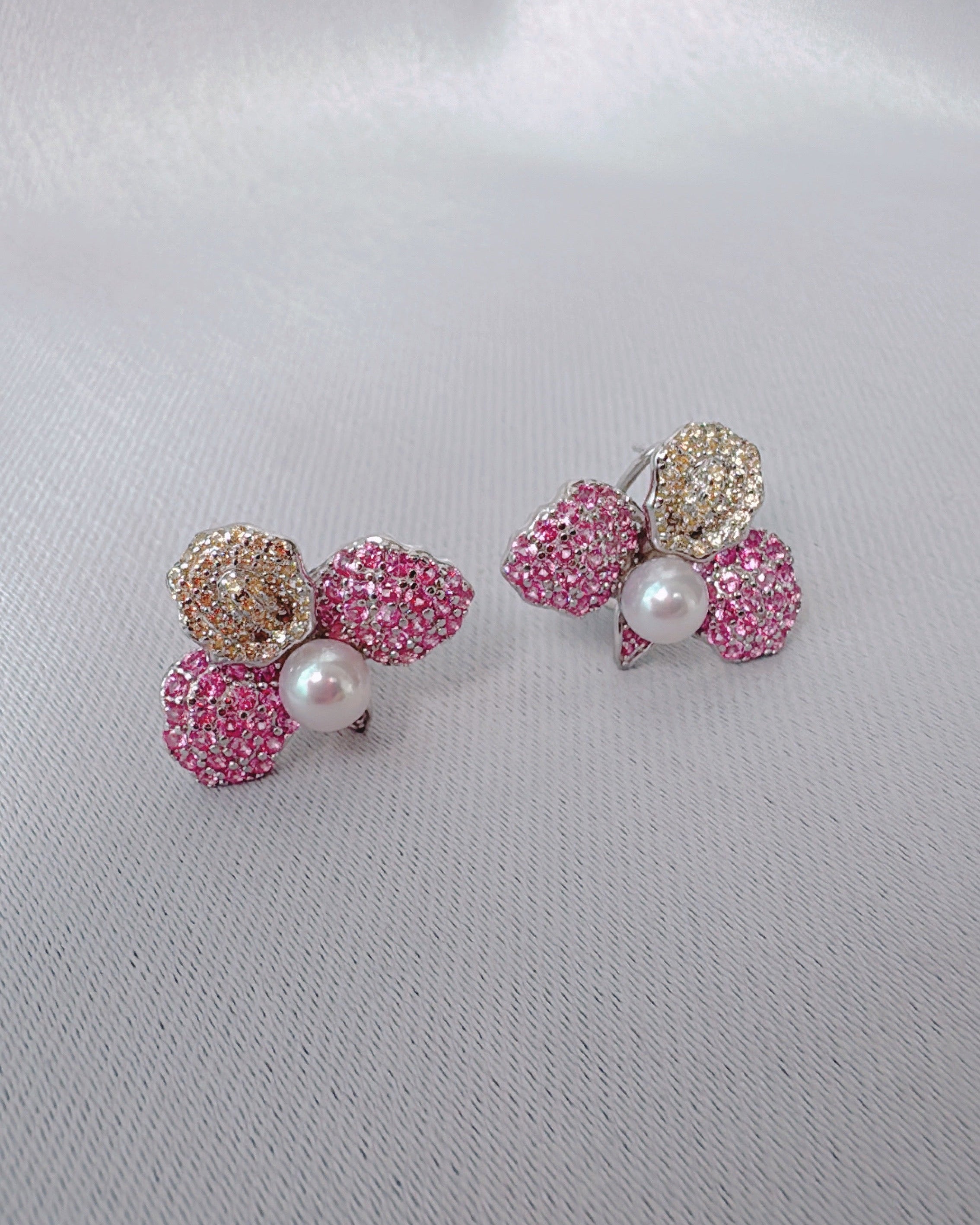 ローズドール、ピンクとゴールドの花びら(6mmアイボリーアコヤ)