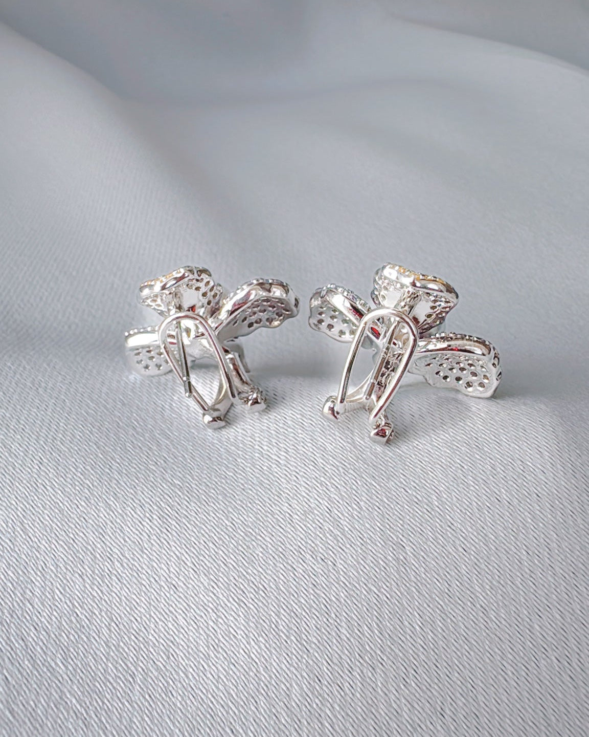 ローズドール、ピンクとゴールドの花びら(6mmアイボリーアコヤ)