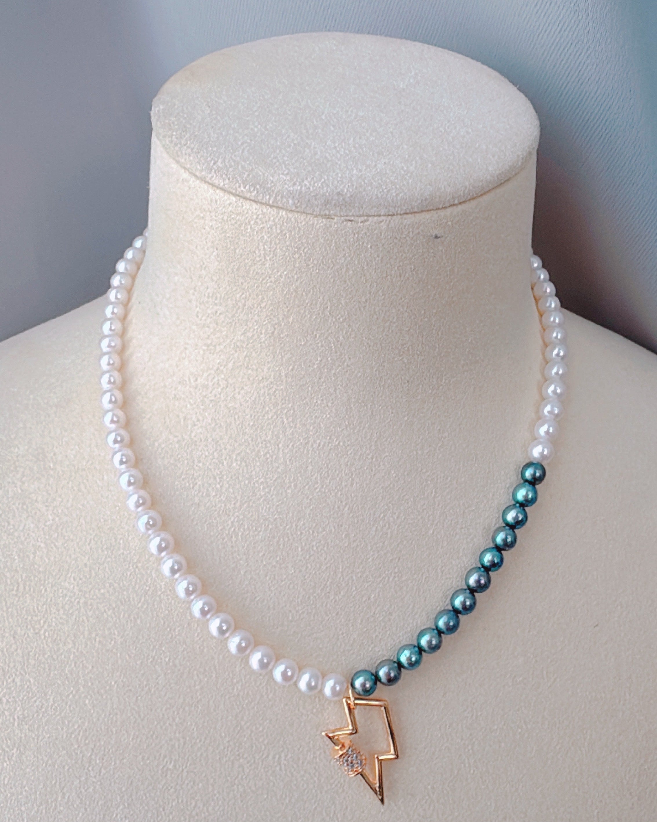 スターライトボルトネックレス