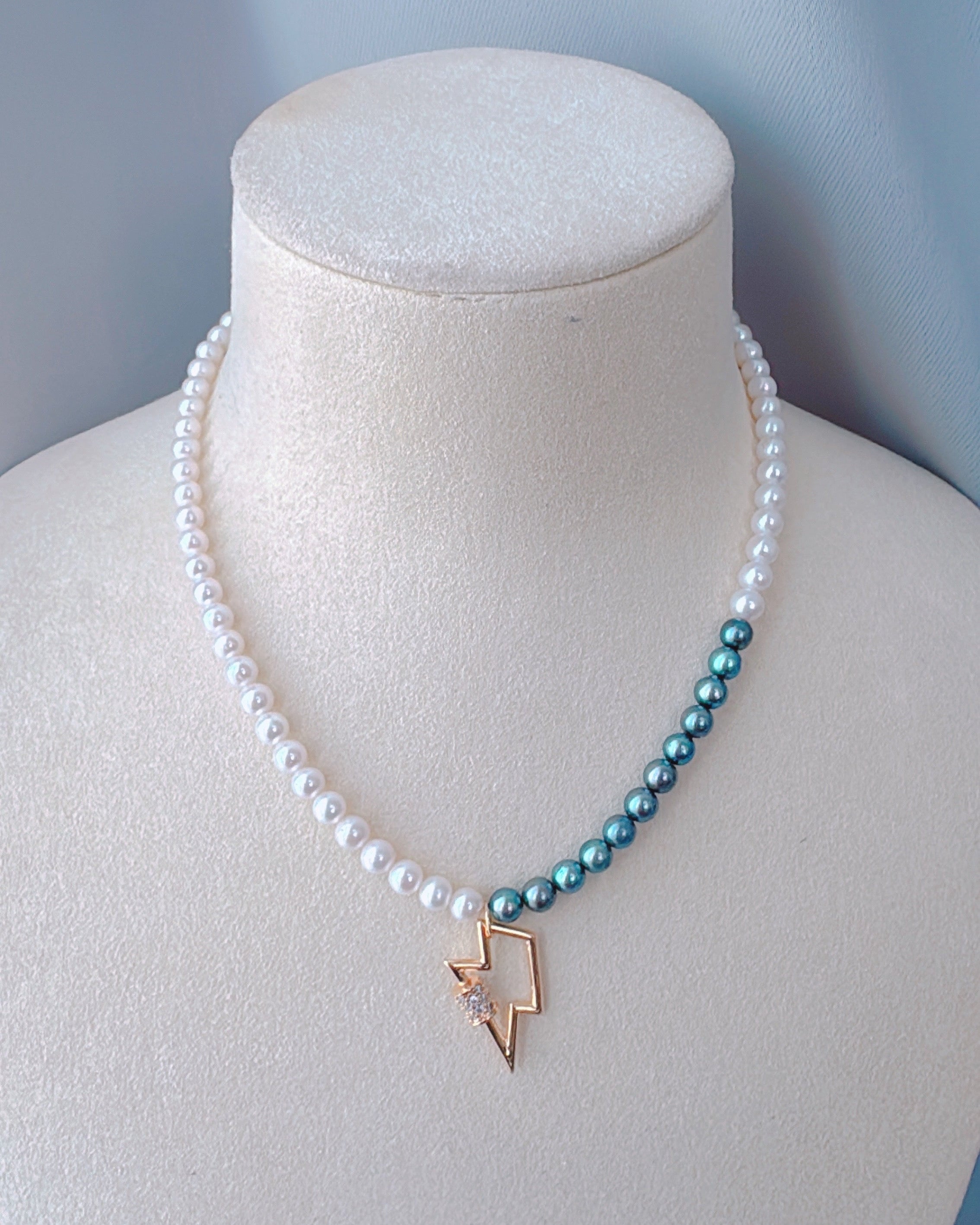 スターライトボルトネックレス