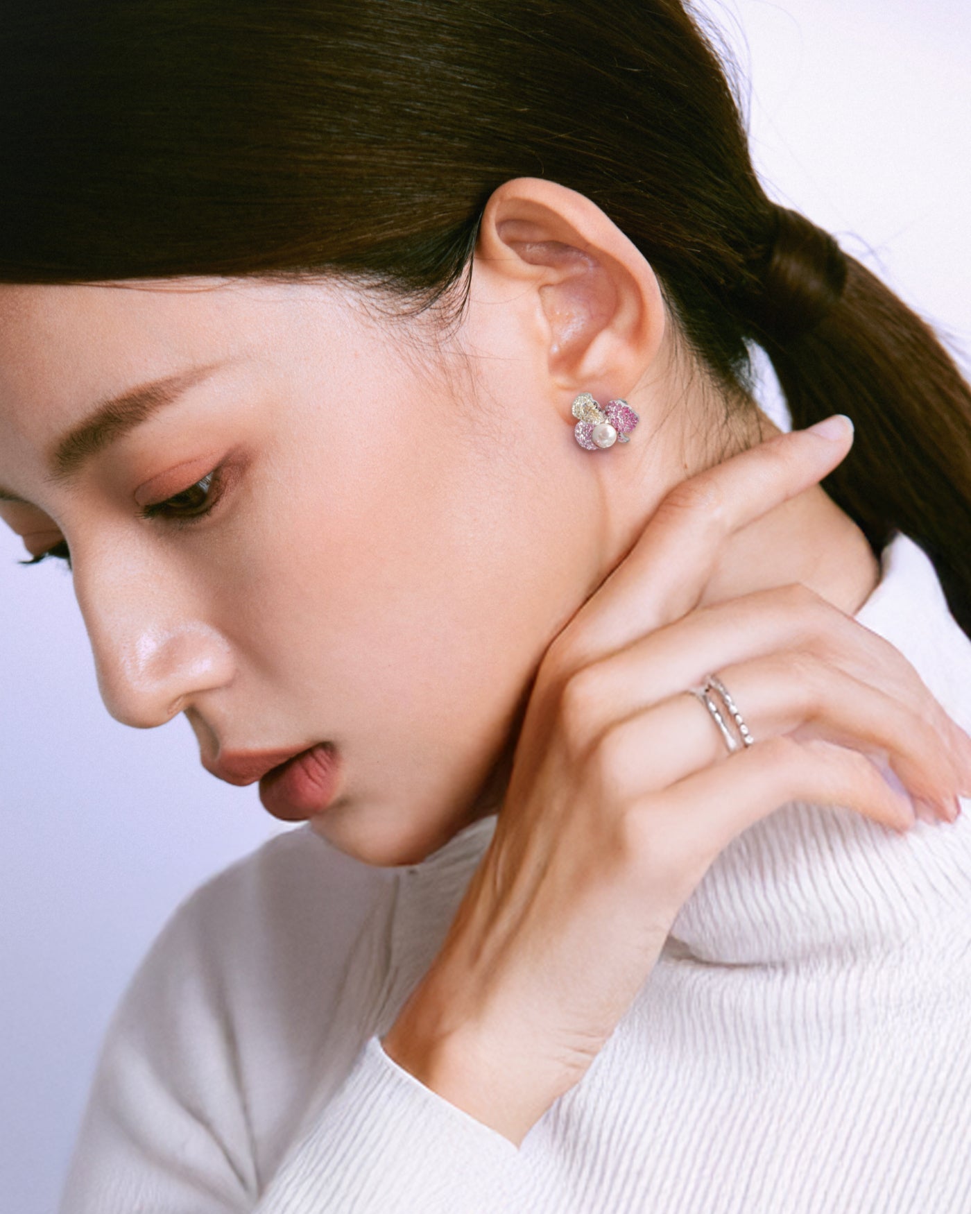 ローズドール、ピンクとゴールドの花びら(6mmアイボリーアコヤ)