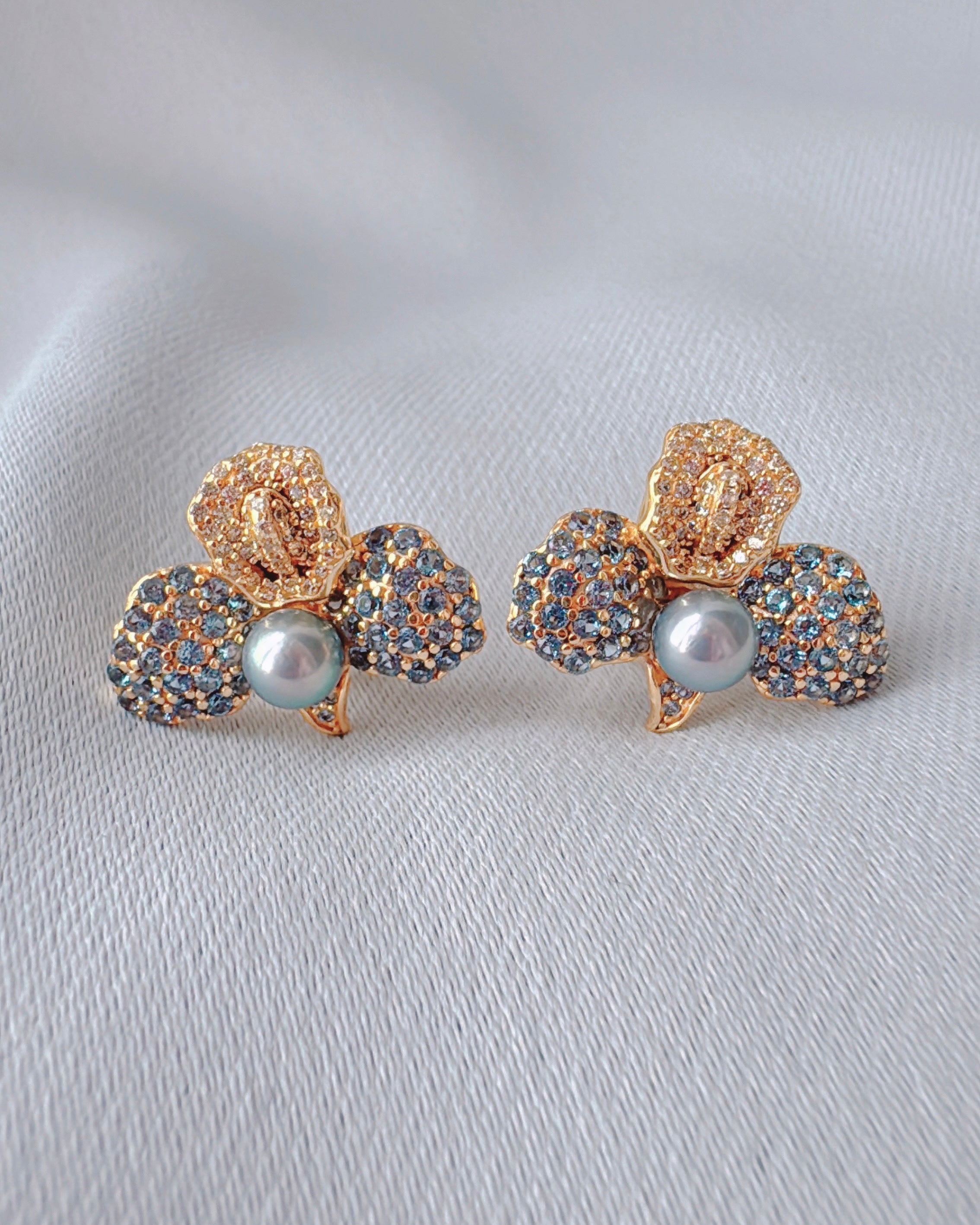 Bleu d’Or, Petals of Gold