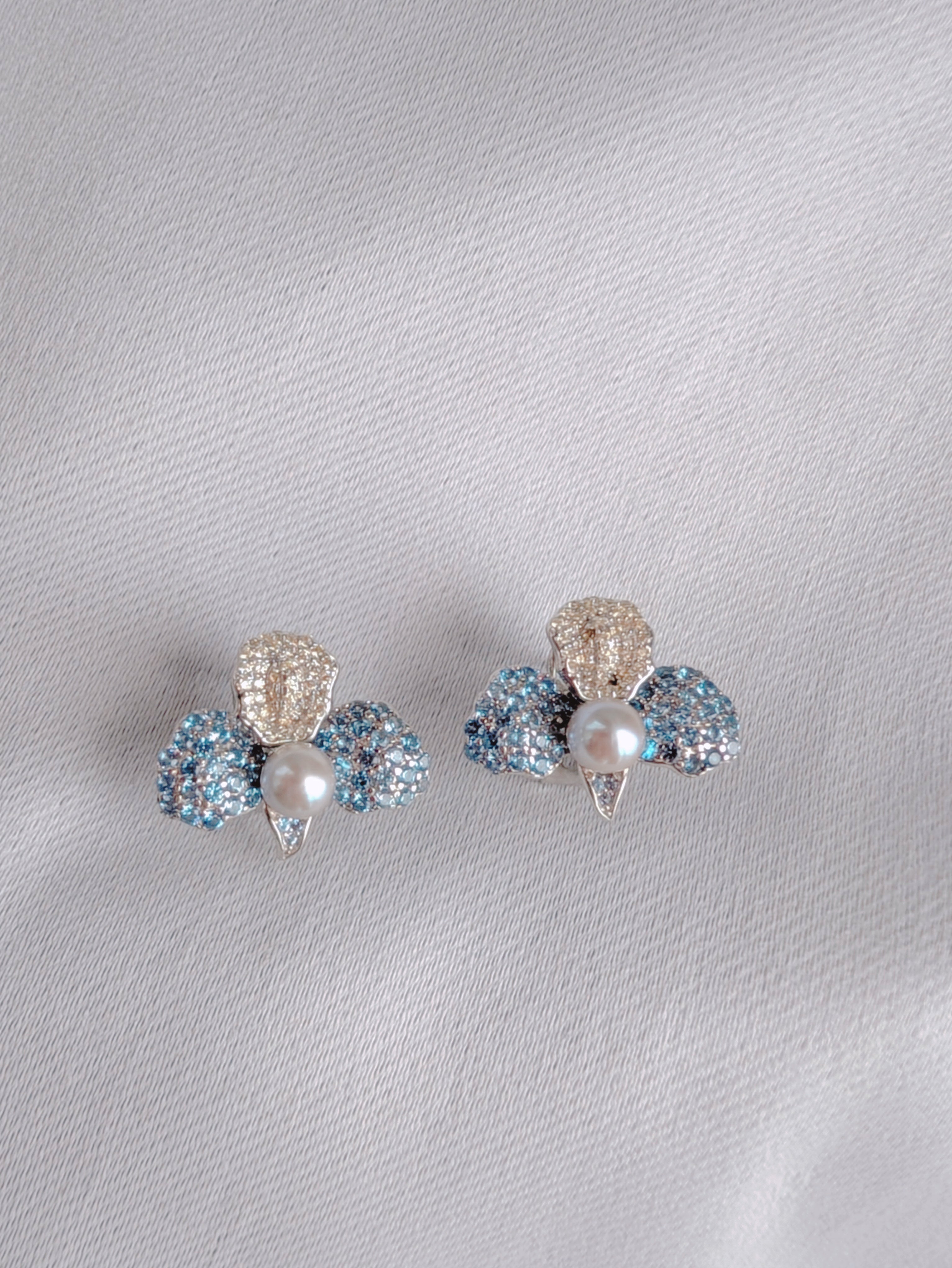 Petale d’Or, Petals of Bleu and white gold