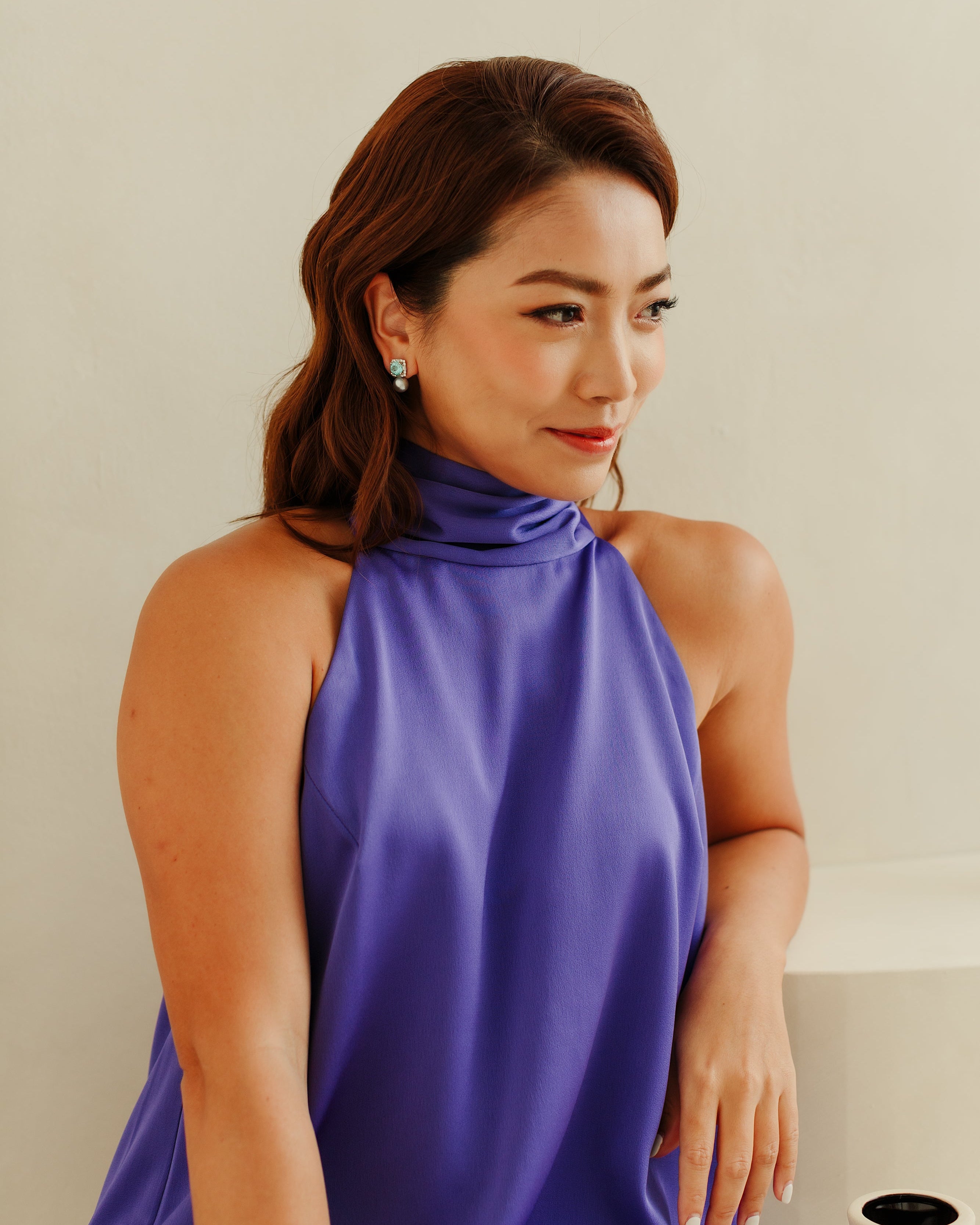 フレンチバイオレットのエレガントなハイネック