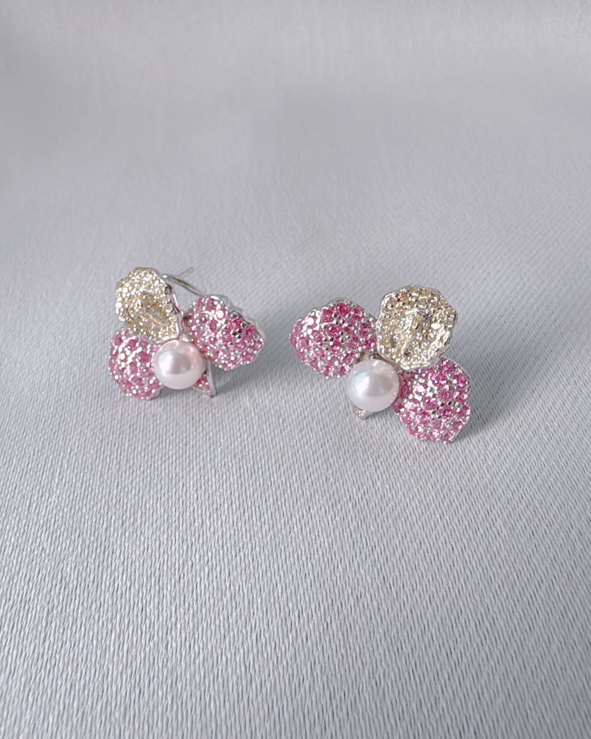 ローズドール、ピンクとゴールドの花びら（6mmアイボリーアコヤ）