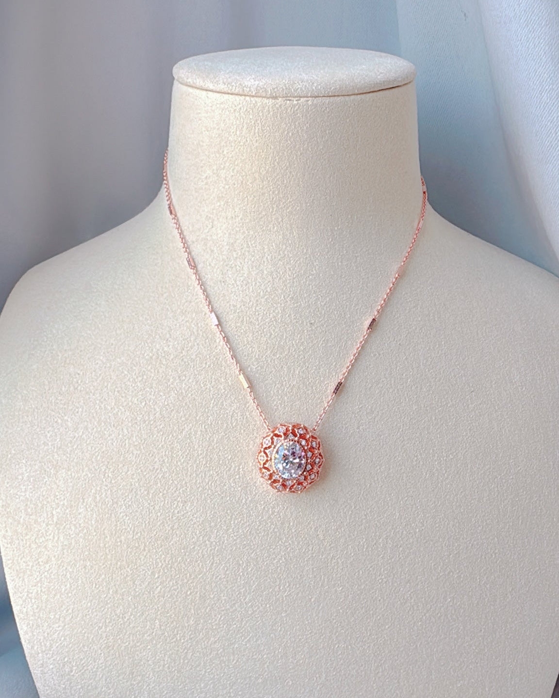 ビクトリアのルミネ・イン・ローズゴールドネックレス