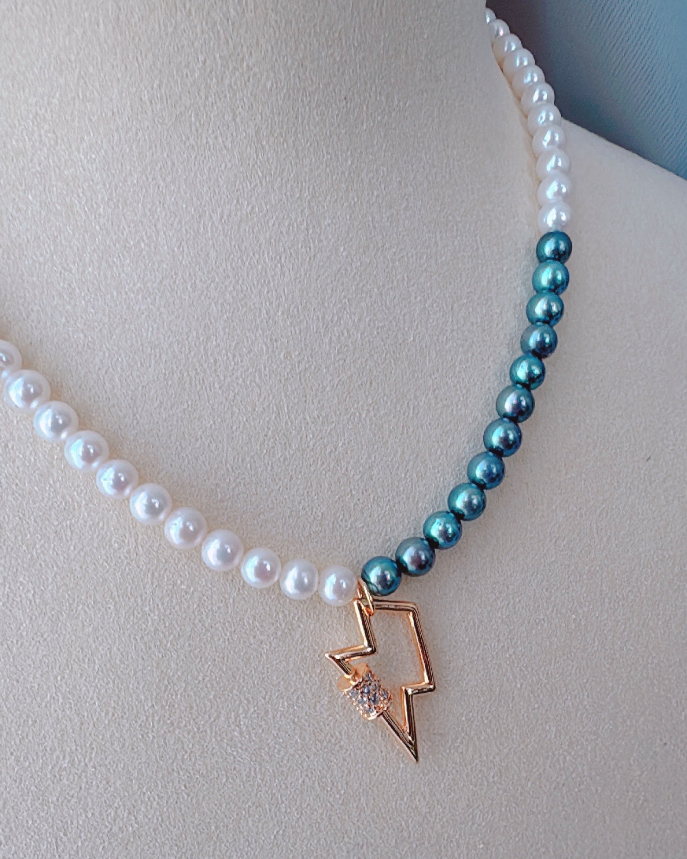 スターライトボルトネックレス