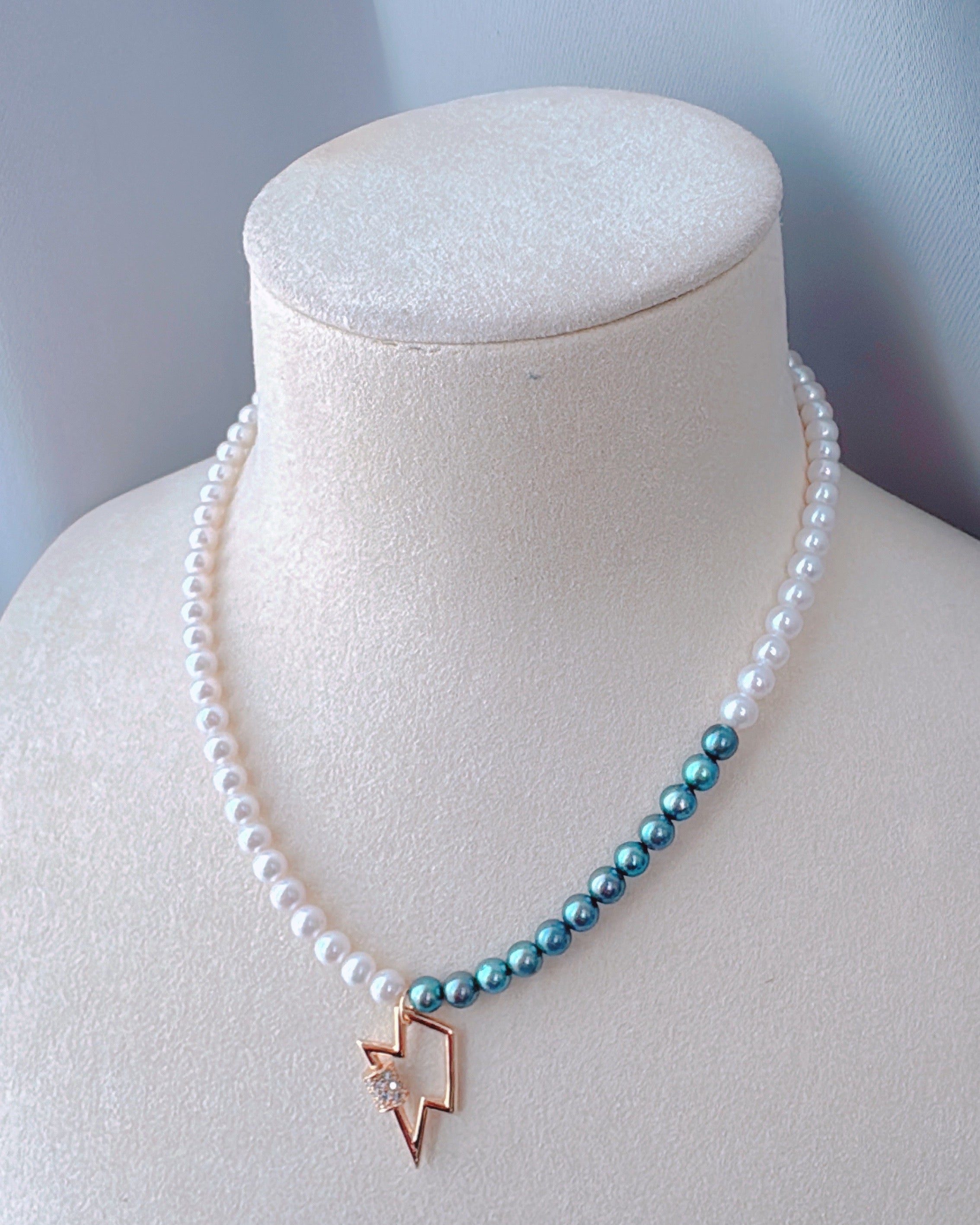 スターライトボルトネックレス