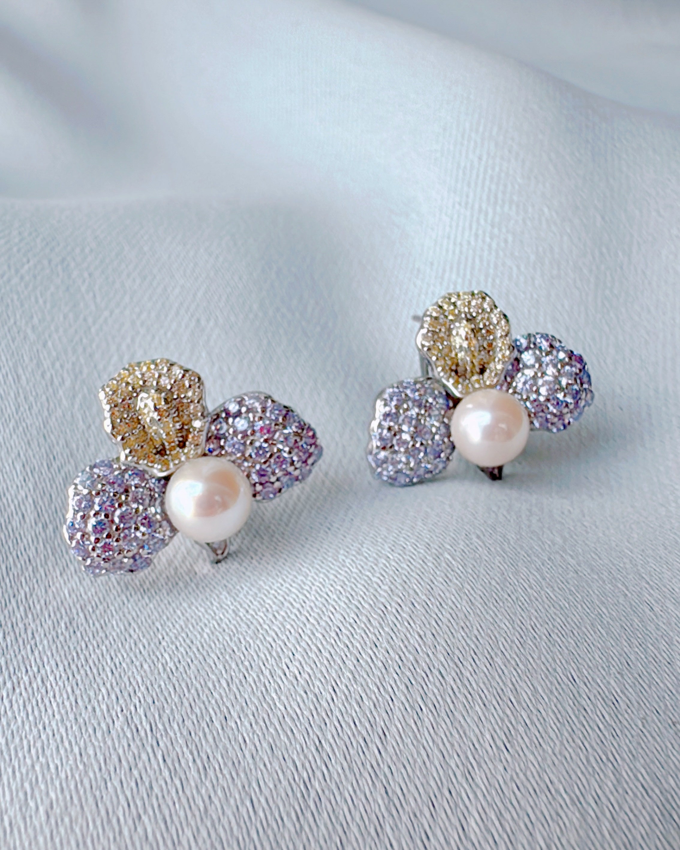 Lilac d’Or, Petals of Gold (Ivory Pink Akoya)