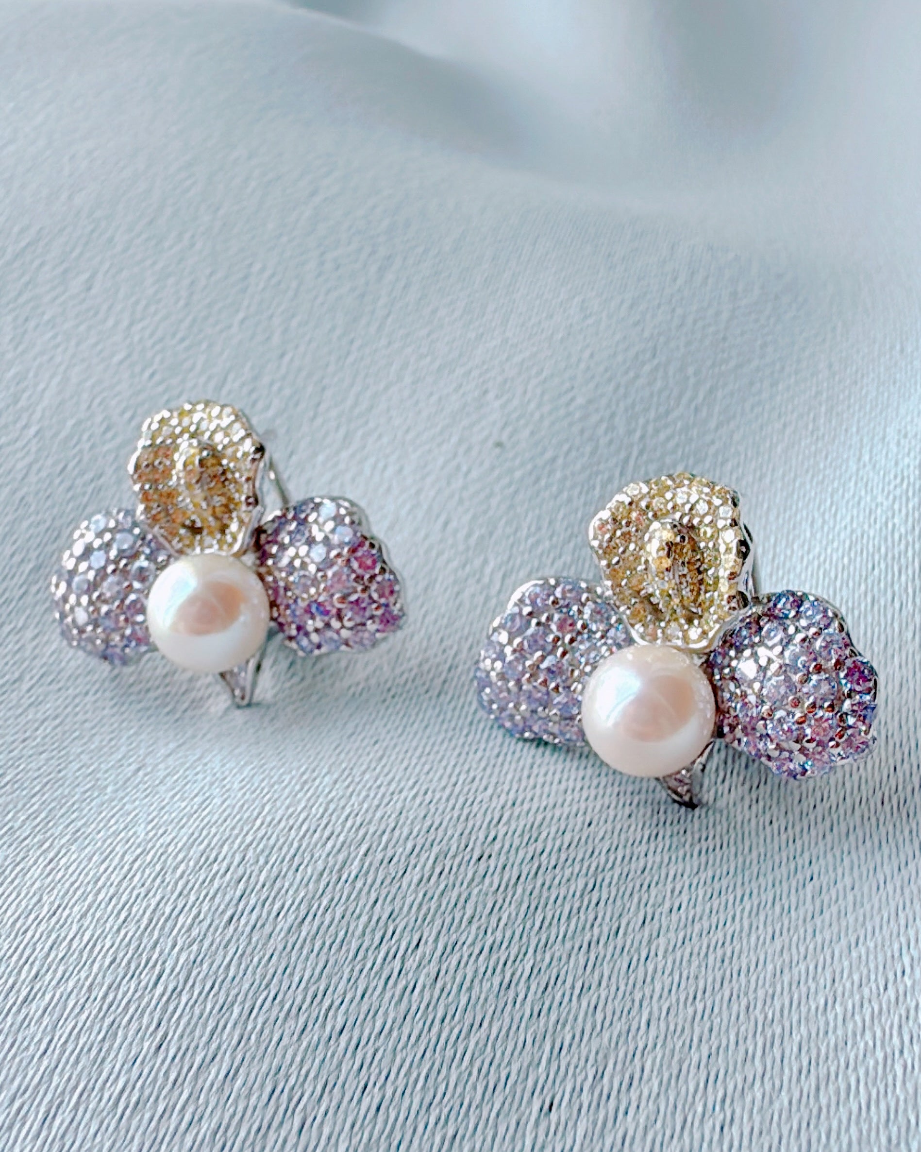 Lilac d’Or, Petals of Gold (Ivory Pink Akoya)