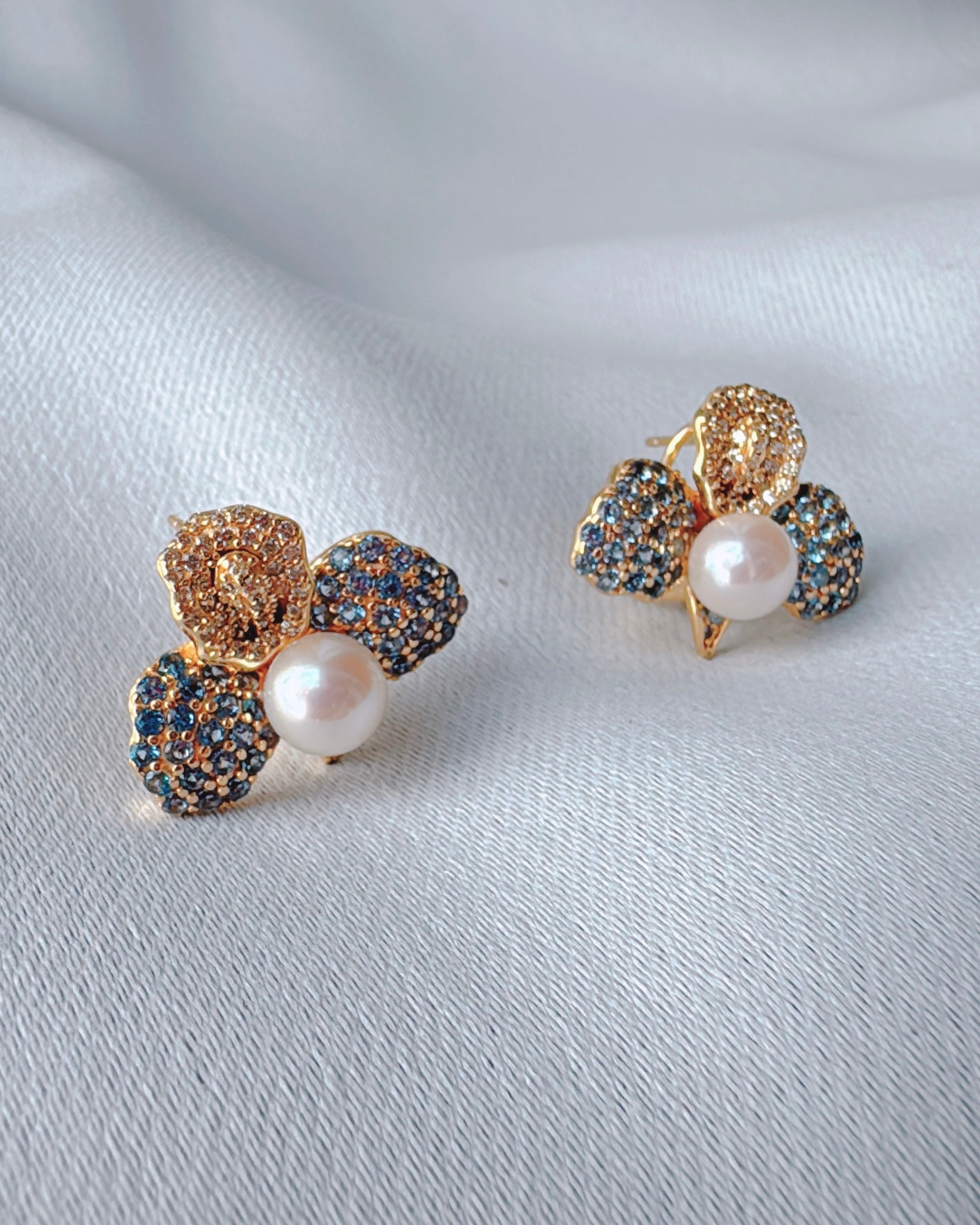 Blue d’Or, Petals of Gold (Ivory Pink Akoya)