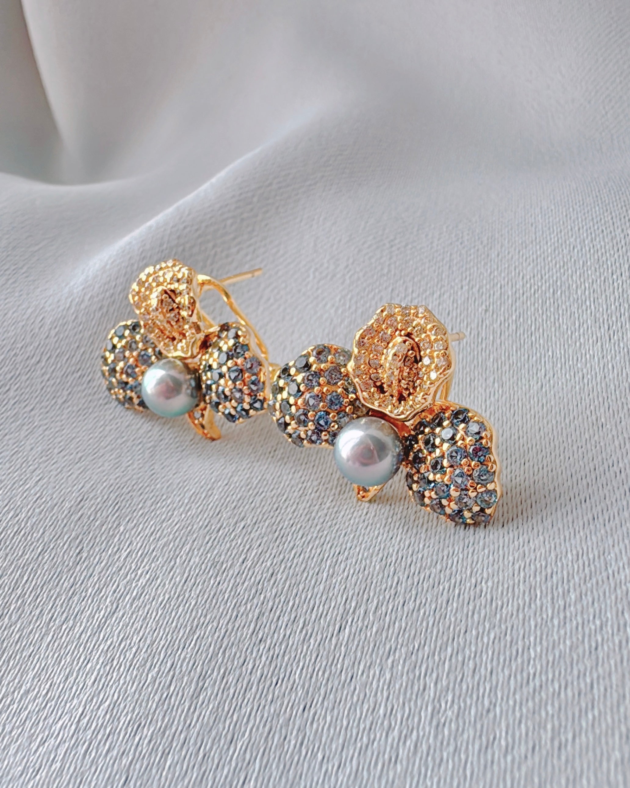 Bleu d’Or, Petals of Gold