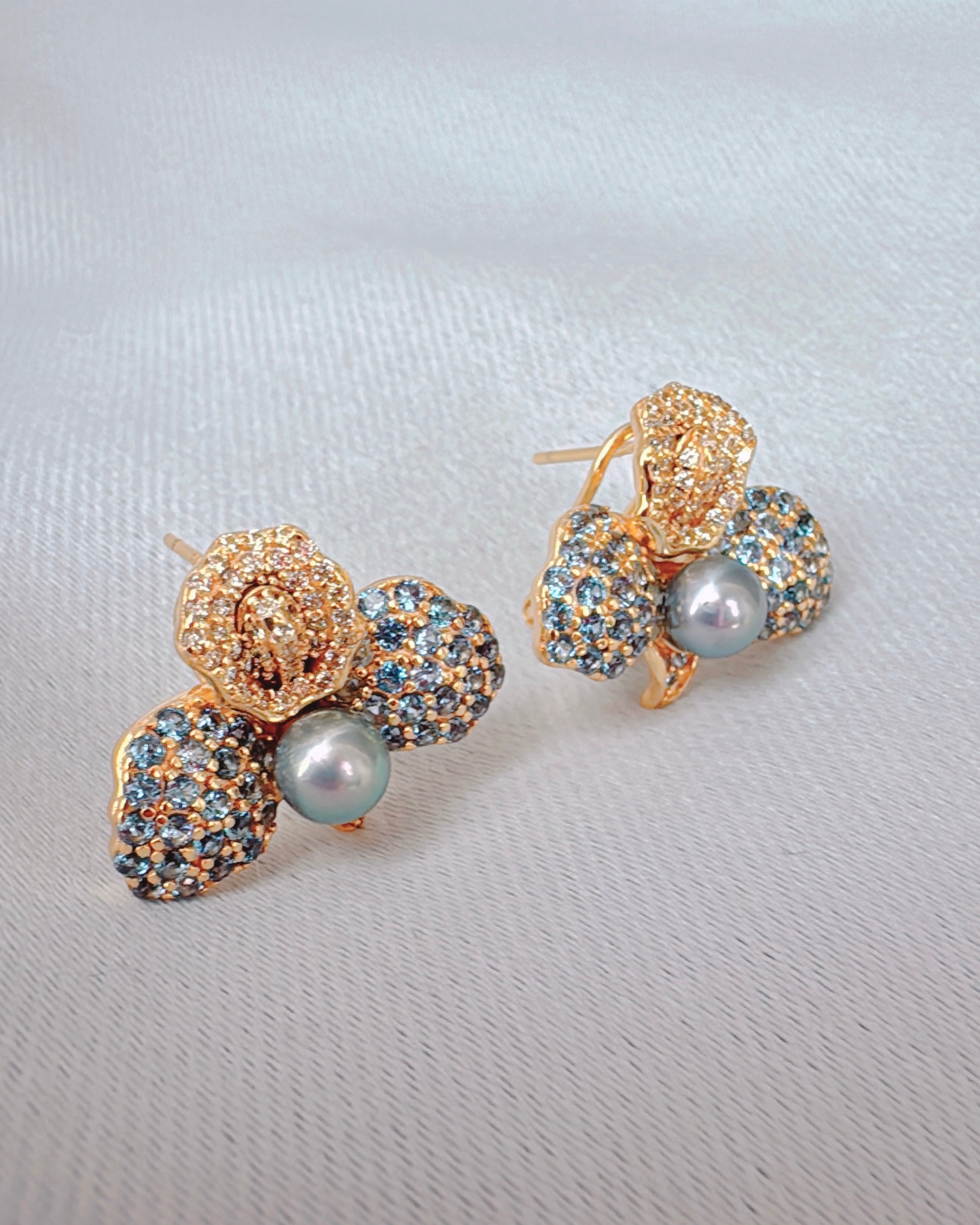 Bleu d’Or, Petals of Gold