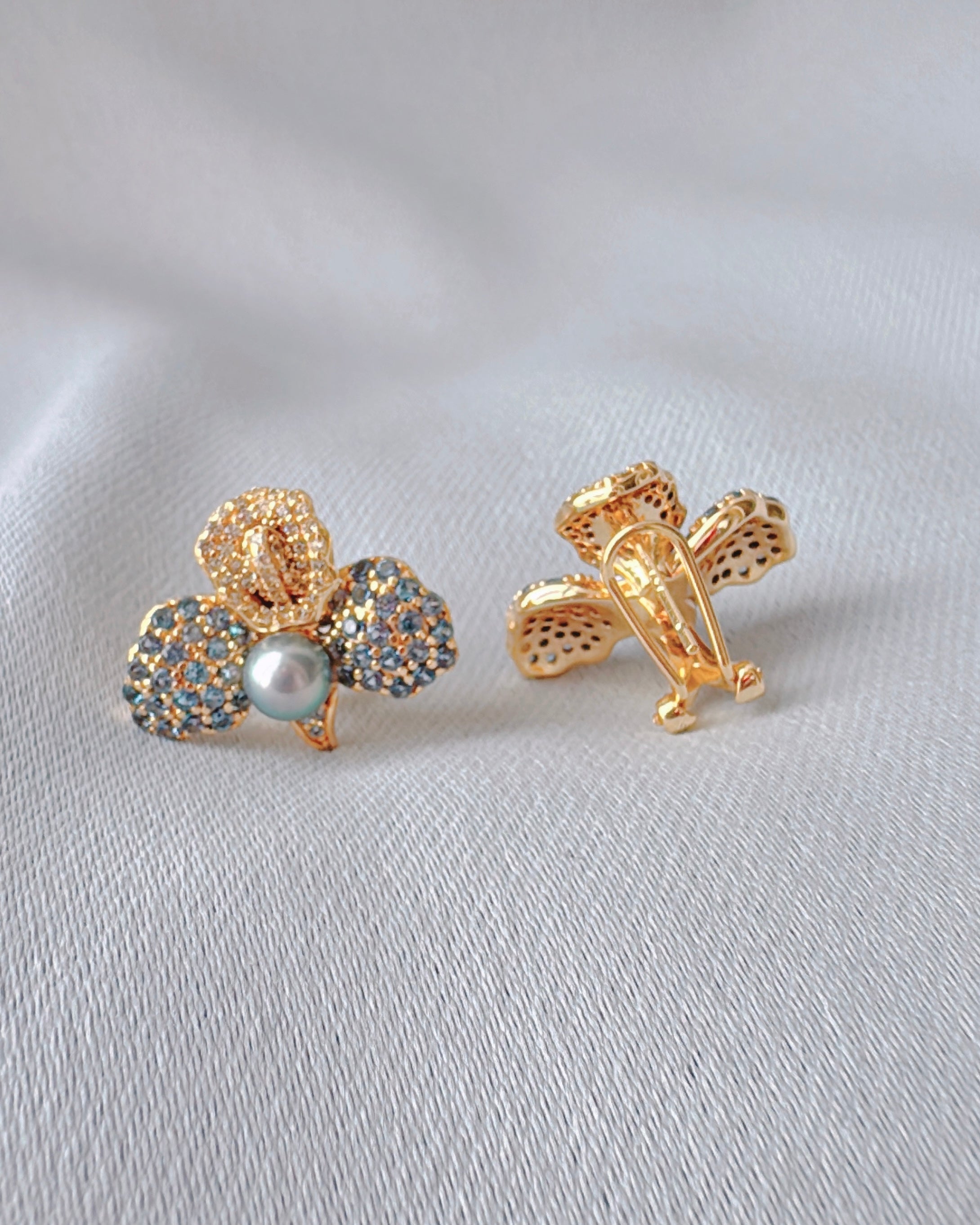 Bleu d’Or, Petals of Gold