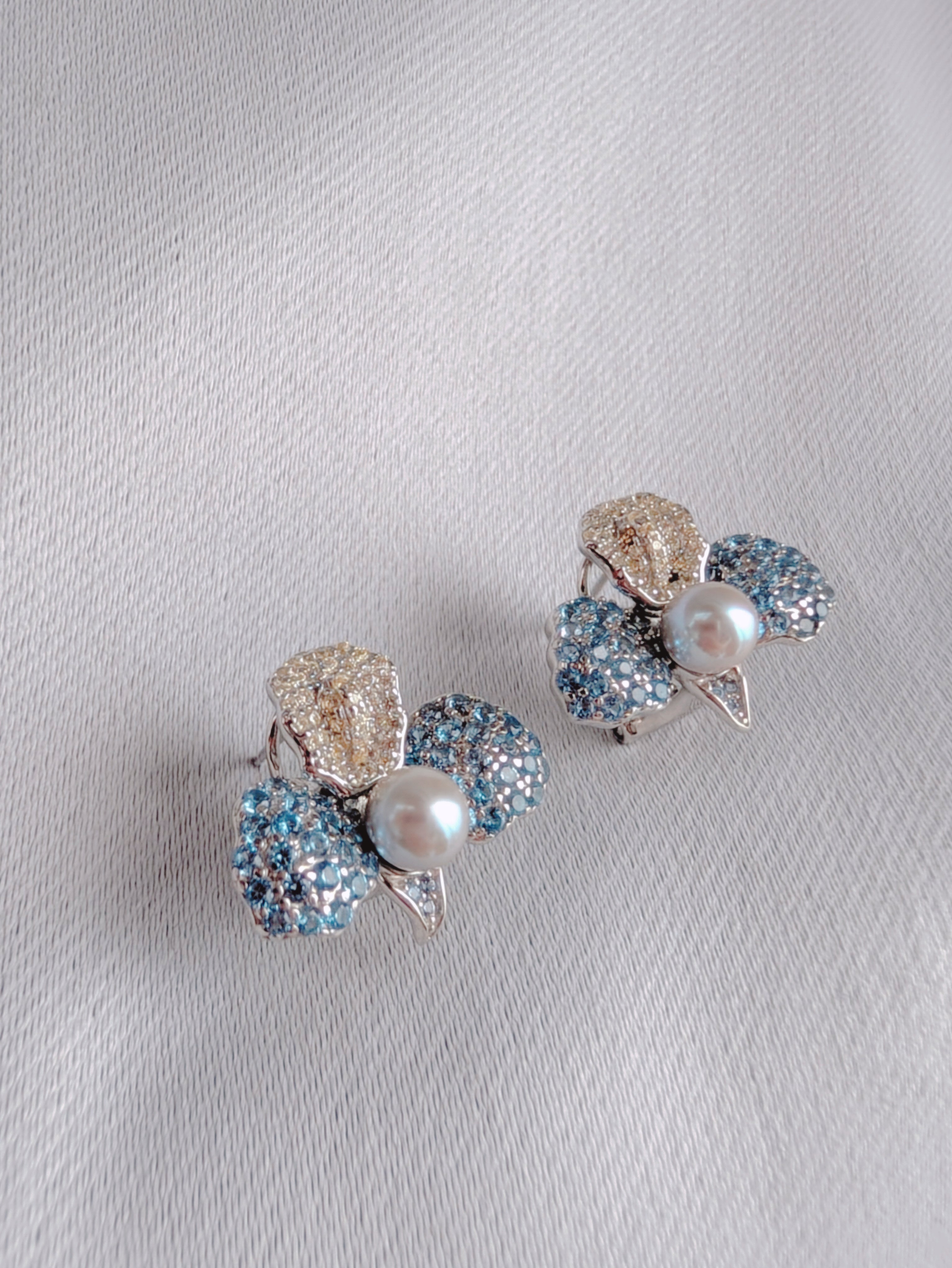Petale d’Or, Petals of Bleu and white gold
